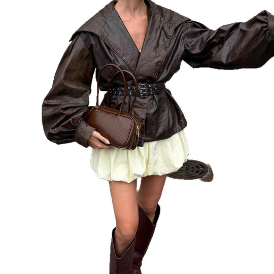 Damen Taillierter Lederimitat-Blouson mit weitem Schalkragen, voluminösen Ballonärmeln und doppeltem Nietengürtel Nord Taschen