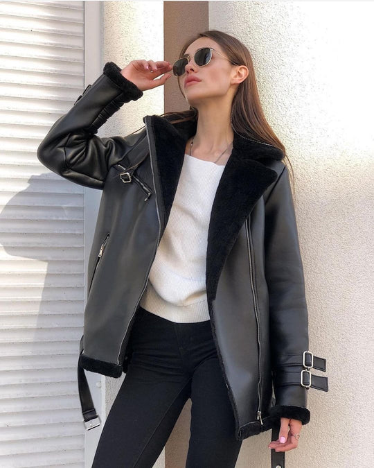 Damen Oversized Kunstleder-Fliegerjacke mit Teddyfell-Futter und Schnallen Nord Taschen