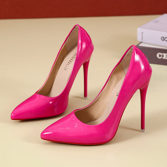 Damen elegante High Heels mit spitz zulaufender Zehenpartie und glänzender Oberfläche