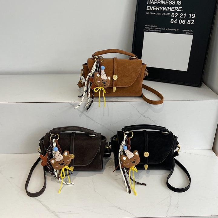 Damen Handtasche mit verspieltem Design und charmantem Anhänger Nord Taschen