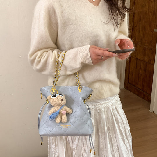 Damen Hobo-Tasche mit verspieltem Teddy-Anhänger und eleganten Kettenakzenten Nord Taschen