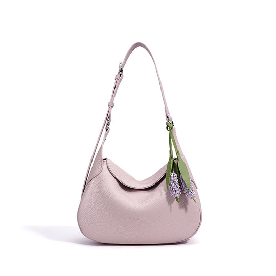 Damen Hobo-Tasche aus hochwertigem Leder mit verspieltem Blumenanhänger Nord Taschen
