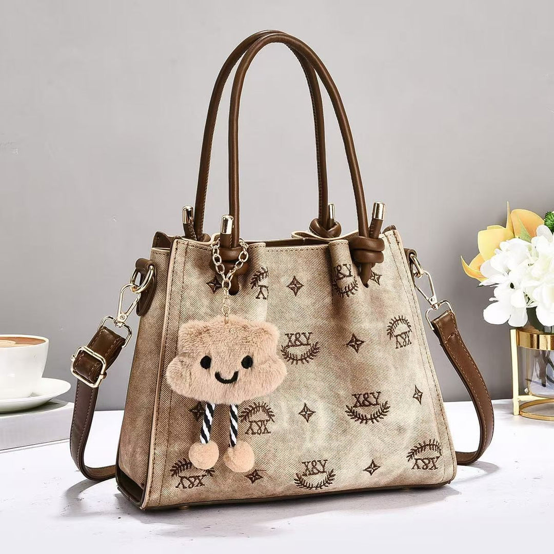 Damen modische Handtasche mit verspieltem Charme und abnehmbarem Anhänger Nord Taschen