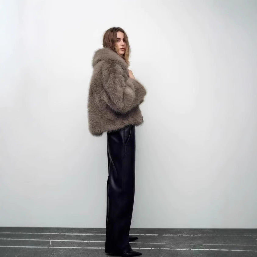 Damen Kurzjacke aus luxuriösem Kunstpelz mit Schalkragen und dekorativen Schnallenverschlüssen Nord Taschen