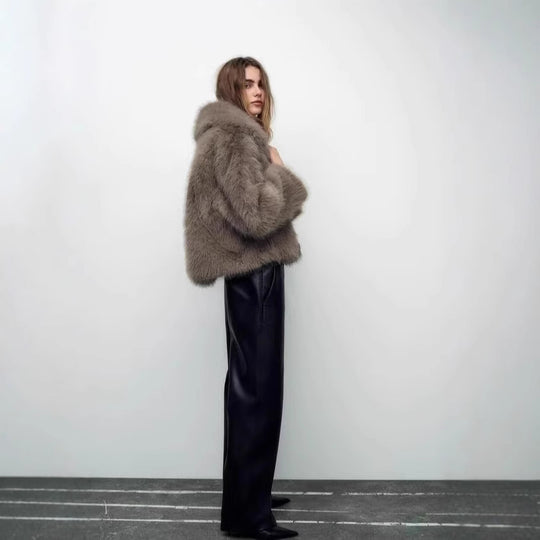 Damen Kurzjacke aus luxuriösem Kunstpelz mit Schalkragen und dekorativen Schnallenverschlüssen Nord Taschen