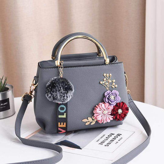Damen modische Henkeltasche mit floralen Akzenten und schimmerndem Anhänger Nord Taschen