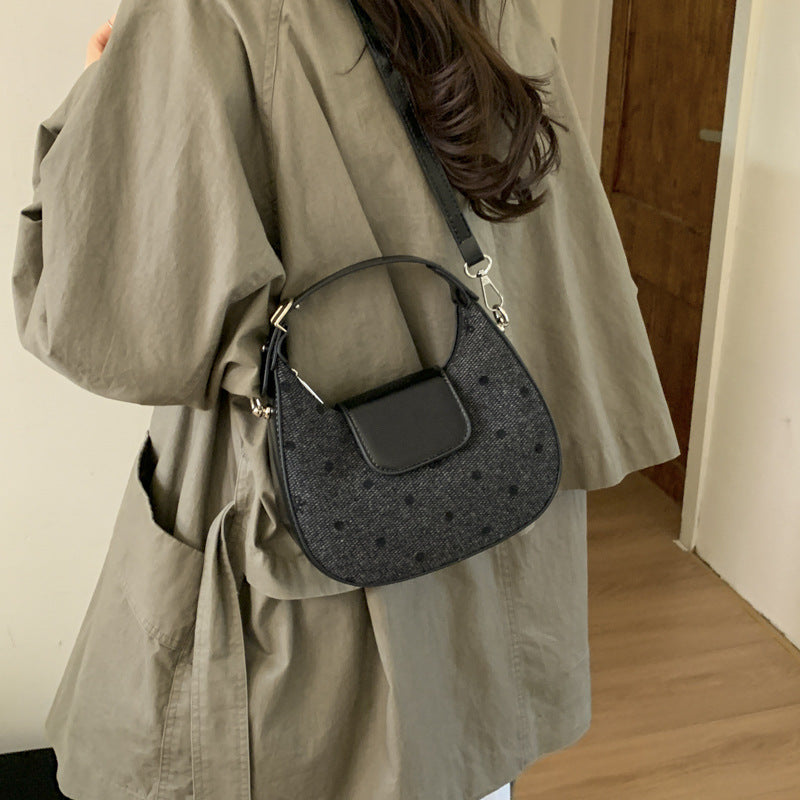 Damen Hobo-Tasche aus strukturiertem Material mit eleganten Details Nord Taschen