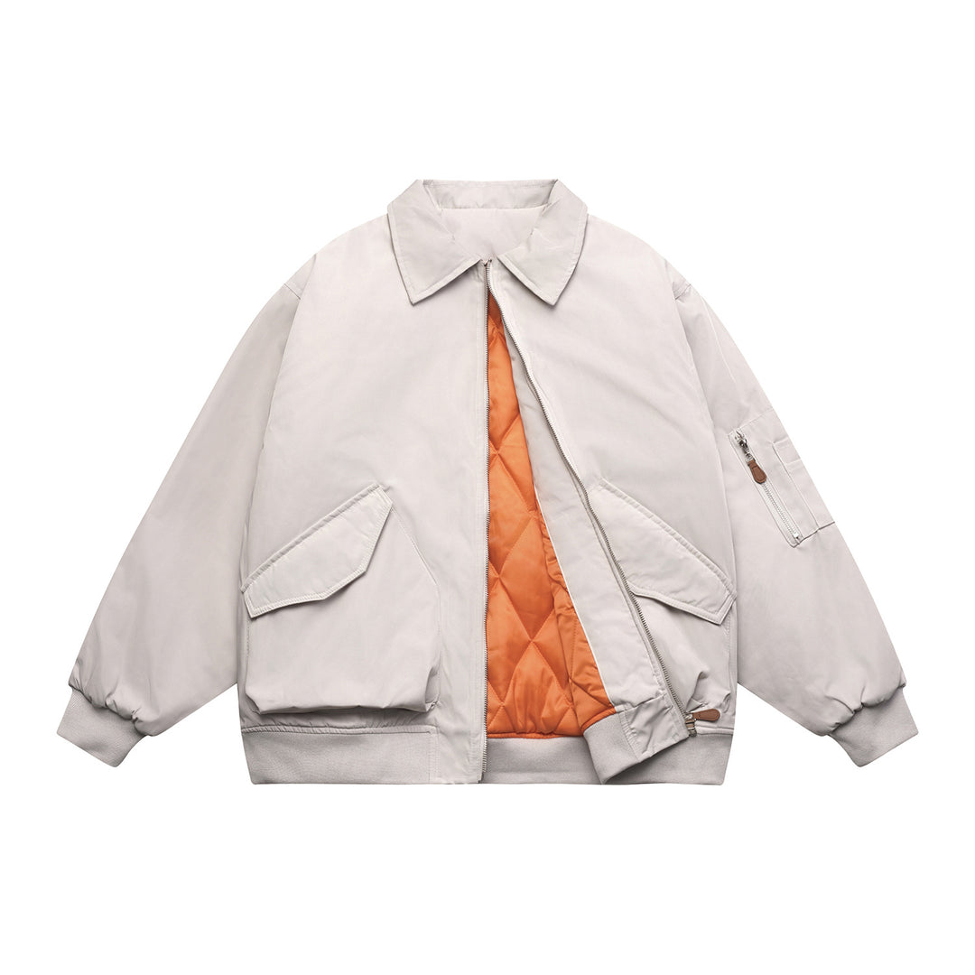 Unisex Kurz geschnittene Boxy‑Bomberjacke mit gesteppter Kontrastfutter-Innenseite, Utility‑Pattentaschen und geripptem Saum Nord Taschen