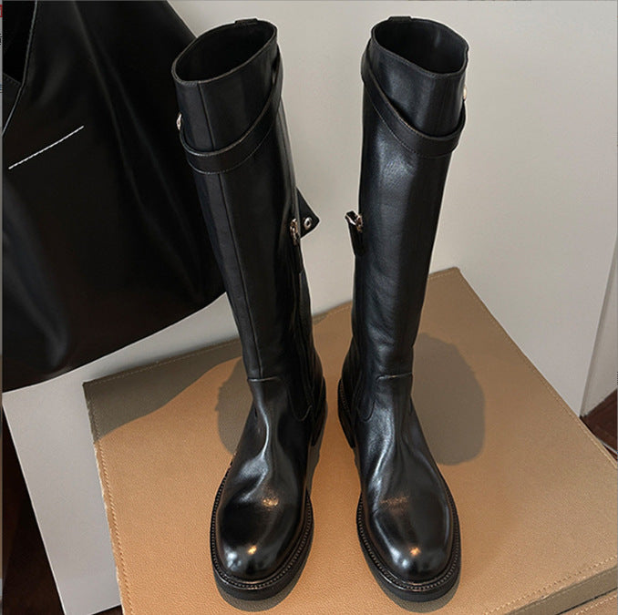 Damen kniehohe Lederstiefel mit flacher Profilsohle und Ziergurt Nord Taschen
