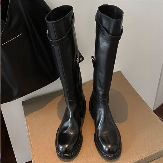 Damen kniehohe Lederstiefel mit flacher Profilsohle und Ziergurt Nord Taschen