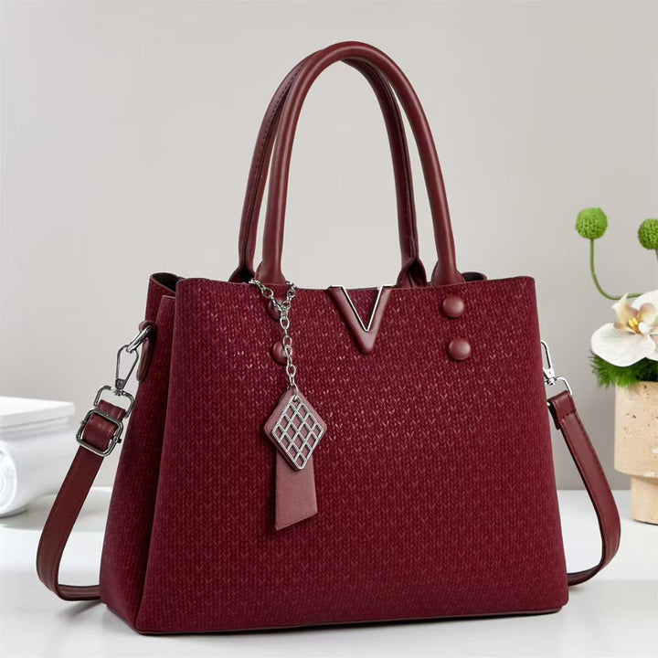 Damen elegante Handtasche mit abnehmbarem Schultergurt und dekorativem Anhänger Nord Taschen