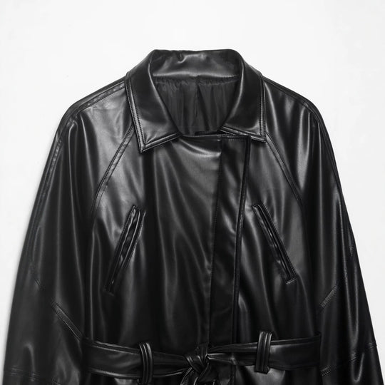 Damen Kurze Lederoptik-Trenchjacke mit Taillengürtel und überschnittenen Raglanärmeln Nord Taschen