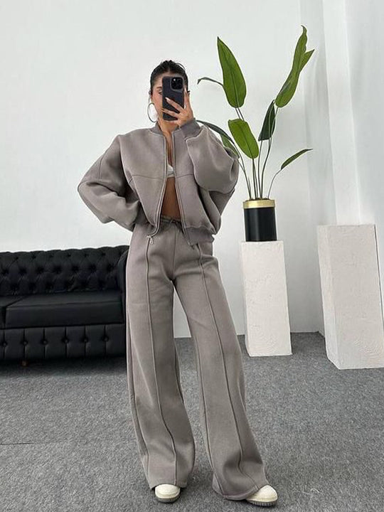 Damen sportive Oversize-Fleecejacke mit diagonaler Reißverschluss-Optik und weit geschnittener High-Waist-Jogginghose Nord Taschen