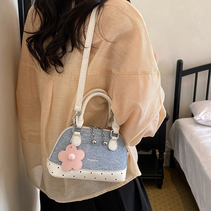 Damen modische Handtasche mit verspieltem Blumenanhänger Nord Taschen