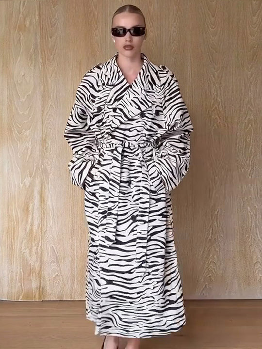 Damen Maxilanger Trenchcoat im Animal-Print mit voluminösem Schalkragen, bindegürtel und kastiger Silhouette Nord Taschen