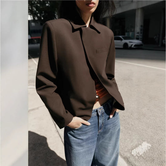 Damen Kurzer taillierter Blazer mit verdeckter Knopfleiste und geschwungenem Saum Nord Taschen