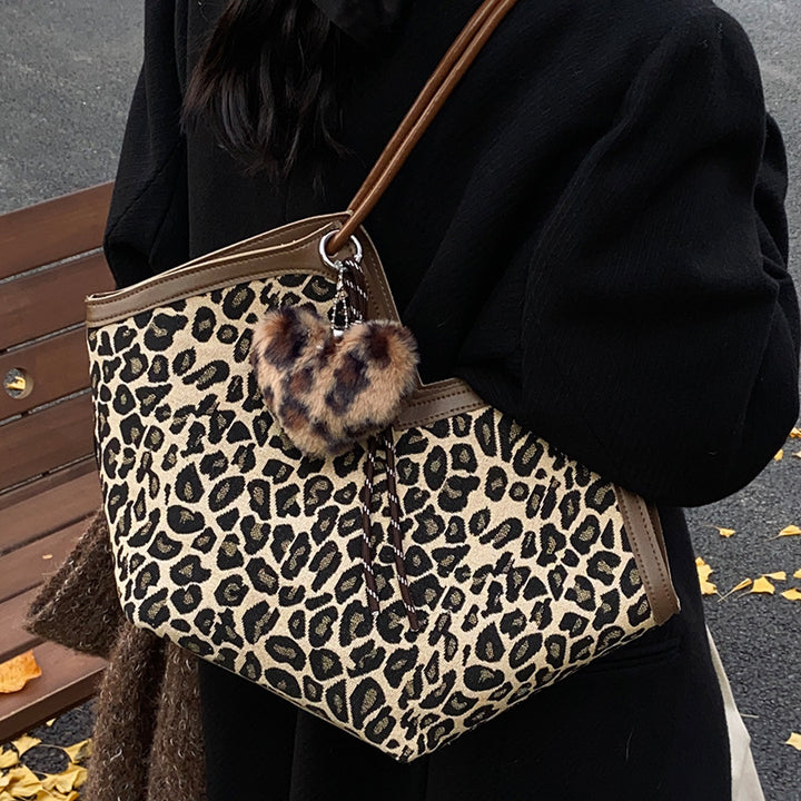 Damen Hobo-Tasche mit elegantem Leopardenmuster und praktischem Plüschanhänger Nord Taschen