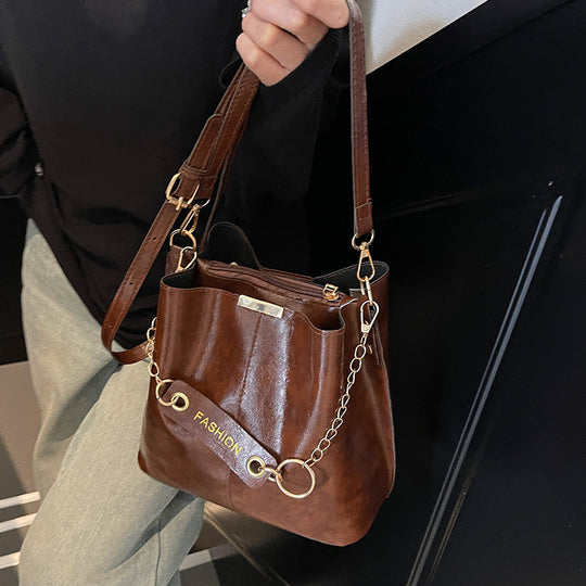 Damen Casual Umhängetasche aus hochwertigem Kunstleder mit modischem Kettenakzent Nord Taschen