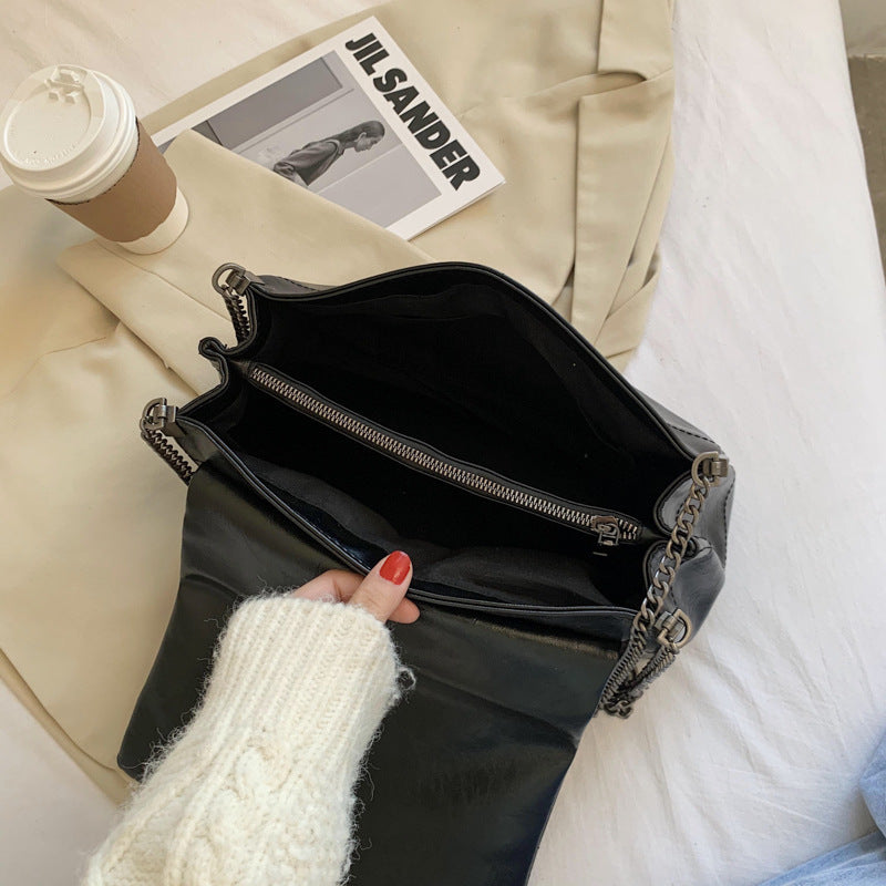Damen Schultertasche mit eleganter Kettenverzierung und weicher Lederoberfläche Nord Taschen