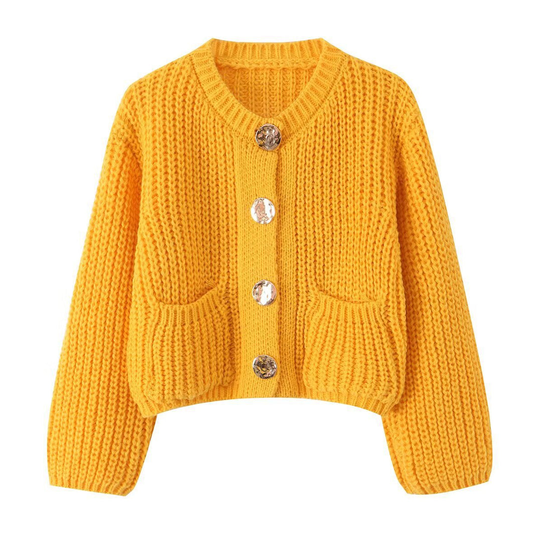Damen Grobgestrickter Cropped-Cardigan mit dekorativen Schmuckknöpfen und aufgesetzten Taschen Nord Taschen
