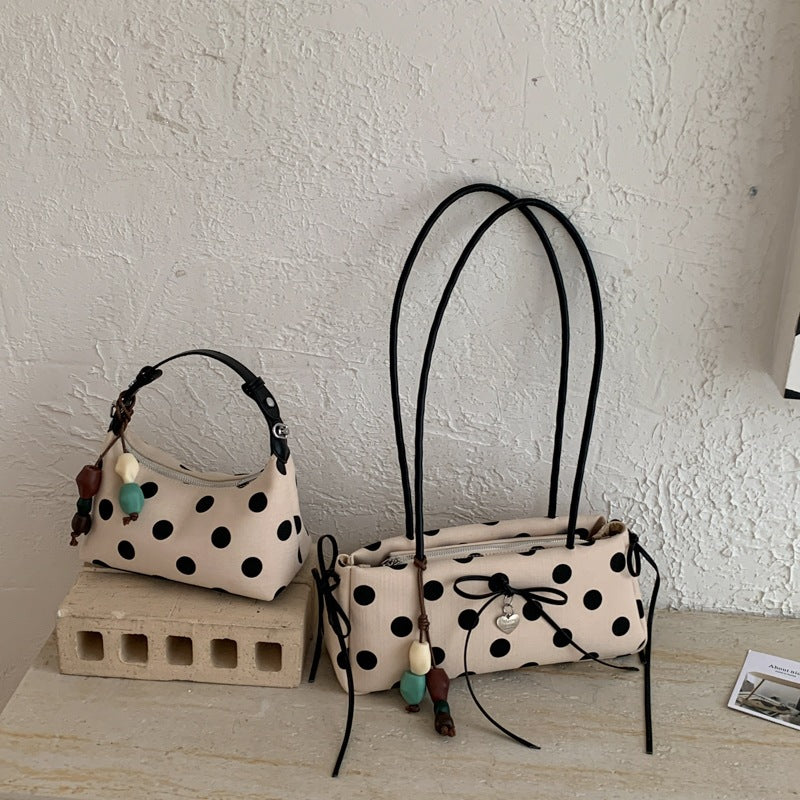 Damen Umhängetasche mit verspieltem Punktedesign und charmanten Anhängern Nord Taschen