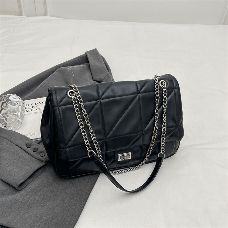 Damen elegante Umhängetasche mit strukturiertem Design und Kettenakzent Nord Taschen