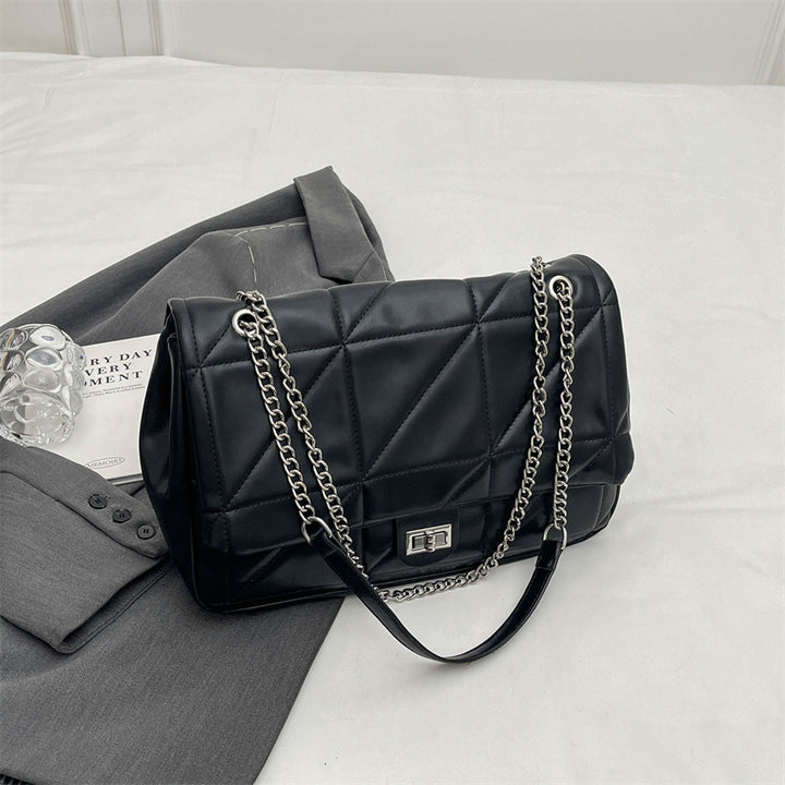 Damen elegante Umhängetasche mit strukturiertem Design und Kettenakzent Nord Taschen