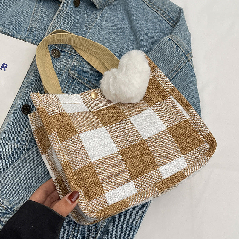 Damen Tragetasche mit lässiger Karomusterung und verspieltem Herzanhänger Nord Taschen