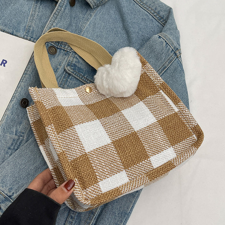 Damen Tragetasche mit lässiger Karomusterung und verspieltem Herzanhänger Nord Taschen