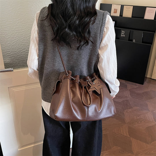 Damen Hobo-Tasche aus weichem Kunstleder mit praktischem Zugbandverschluss Nord Taschen