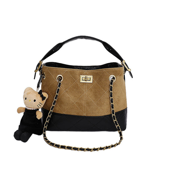 Damen Umhängetasche mit elegantem Kettenakzent und niedlichem Anhänger Nord Taschen