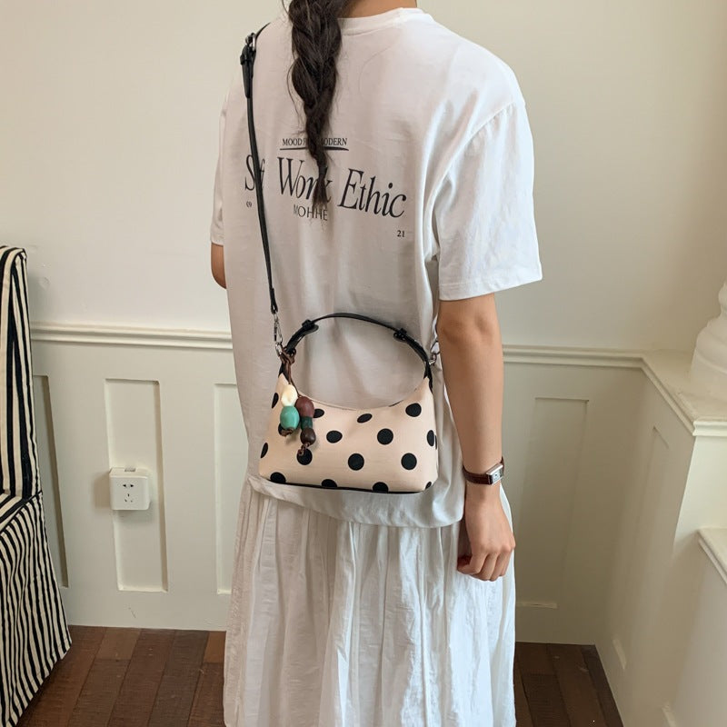 Damen Umhängetasche mit verspieltem Punktedesign und charmanten Anhängern Nord Taschen