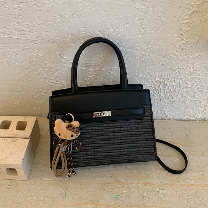 Damen elegante Handtasche mit hochwertigem Strickdesign und charmantem Anhänger Nord Taschen