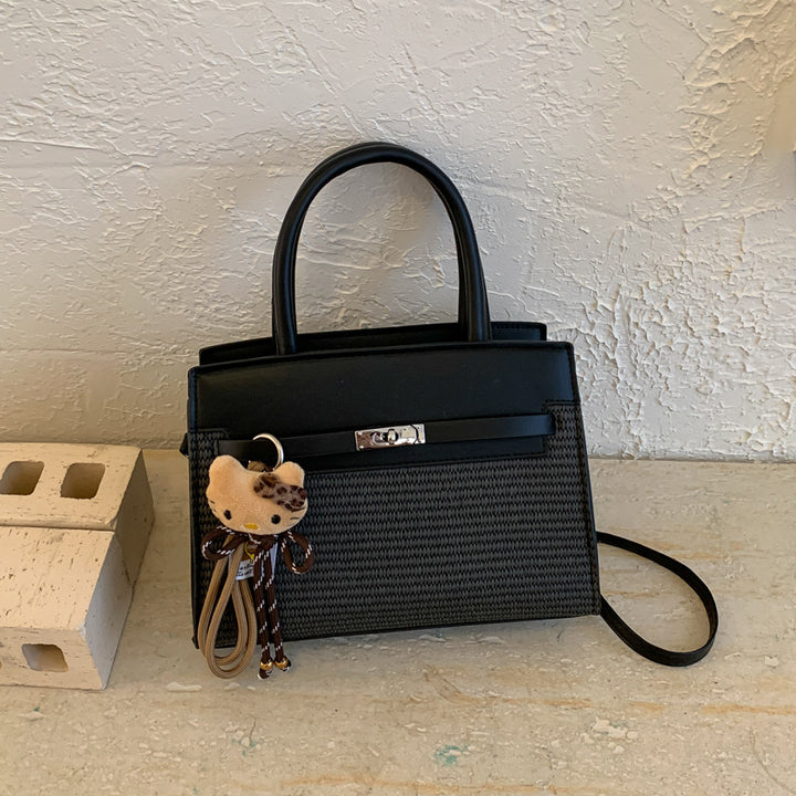 Damen elegante Handtasche mit hochwertigem Strickdesign und charmantem Anhänger Nord Taschen