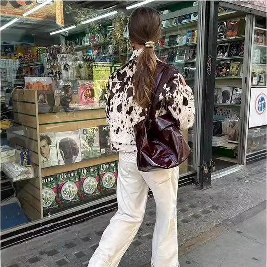 Damen Kurz geschnittene Western‑inspiriere Jacke mit Kuhflecken‑Felloptik und Brusttaschen Nord Taschen