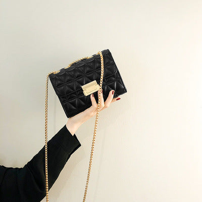 Damen elegante Clutch mit glänzendem Kettenriemen und gestepptem Design Nord Taschen