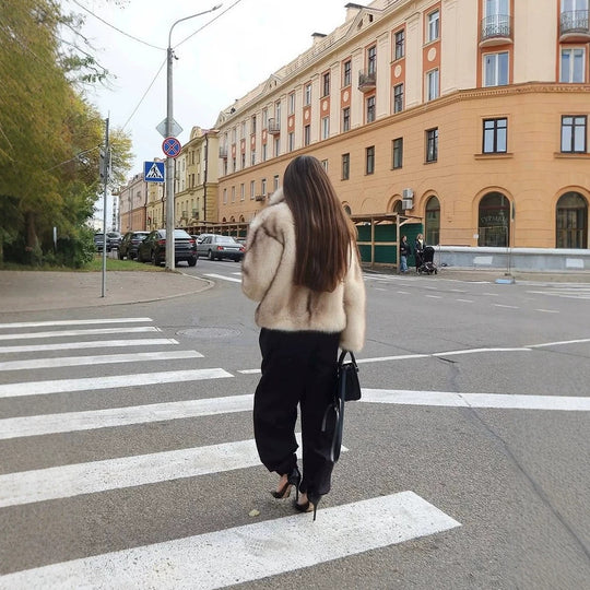 Damen Kurzboxy-Kunstpelzjacke mit voluminösem Schalkragen und Streifenoptik Nord Taschen