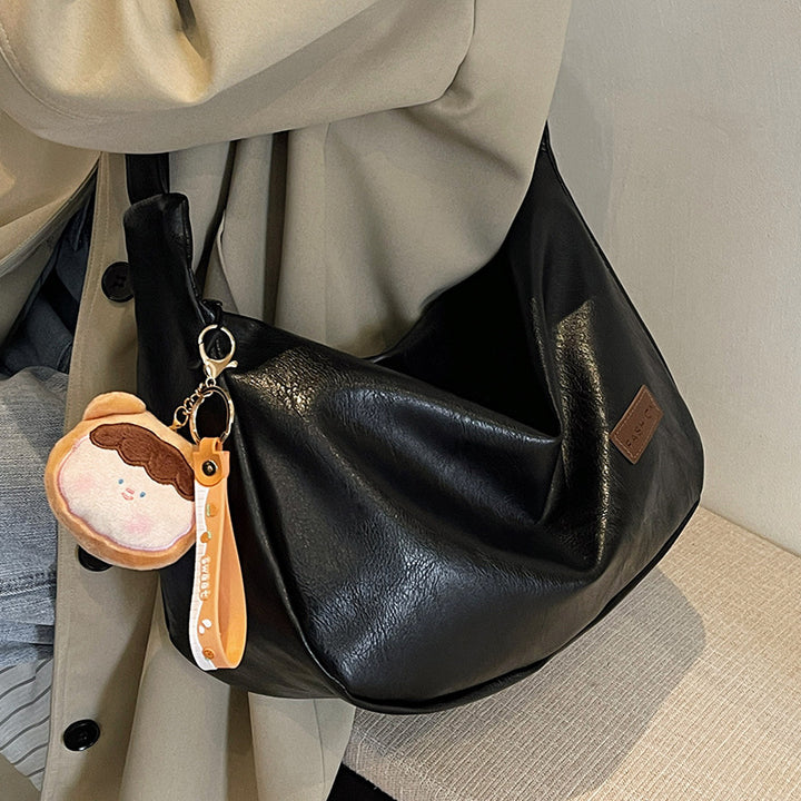 Damen Hobo-Tasche mit charmantem Plüschanhänger und weichem Kunstleder Nord Taschen
