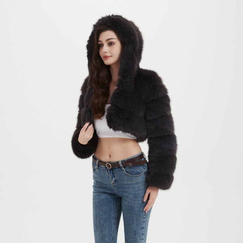 Damen Cropped Kapuzenjacke aus langfaserigem Faux‑Fur mit horizontalen Volumenbahnen Nord Taschen