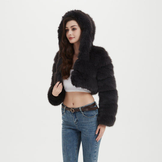 Damen Cropped Kapuzenjacke aus langfaserigem Faux‑Fur mit horizontalen Volumenbahnen Nord Taschen