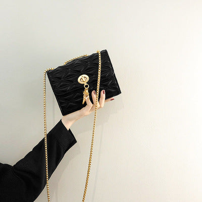Damen Clutch mit eleganter Steppoptik und dekorativem Kettenriemen Nord Taschen
