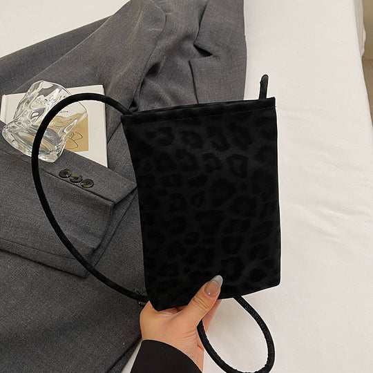 Damen Umhängetasche aus weichem Kunstleder mit modernem Leopardenmuster Nord Taschen