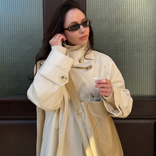 Damen Kurzer Oversize-Trench mit hohem Stehkragen, verdeckter Knopfleiste & weiten Manschetten Nord Taschen