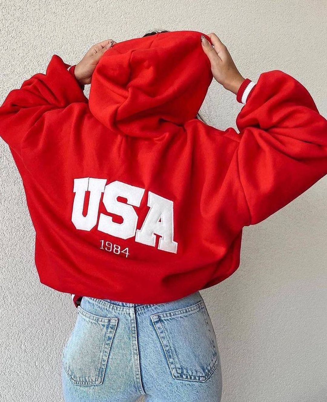 Damen Kurz geschnittener Oversize-Kapuzenpullover mit aufgenähter College-Applikation und gerippten Bündchen Nord Taschen