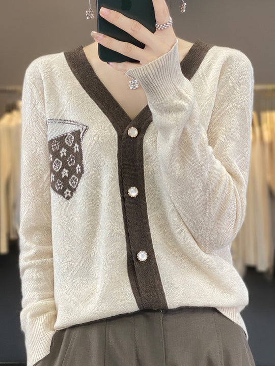 Damen Kurzgeschnittener V‑Neck-Cardigan mit Perlmuttknöpfen und kontrastierter Brusttasche Nord Taschen