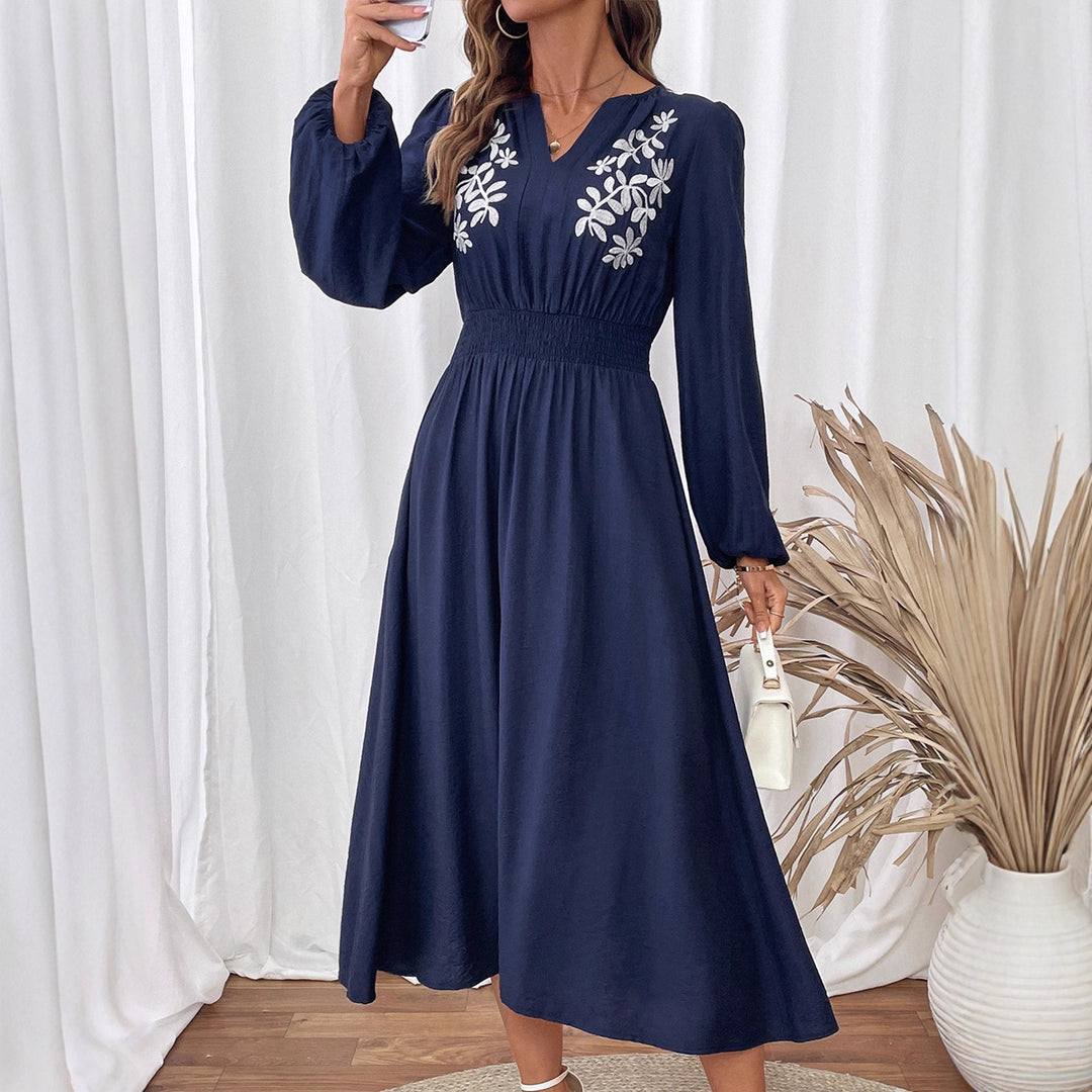 Damen Elegantes Midikleid mit floralem Stickmuster Nord Taschen