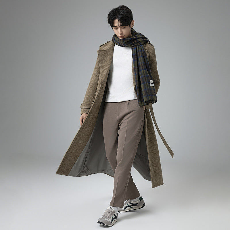 Herren Maxilanger Wollmix-Mantel mit taillierter Silhouette, Schalkragen und dekorativen Schulterriegeln Nord Taschen