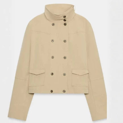 Damen Cropped doppeltreihige Kurzjacke mit Funnel‑Stehkragen und Pattentaschen Nord Taschen