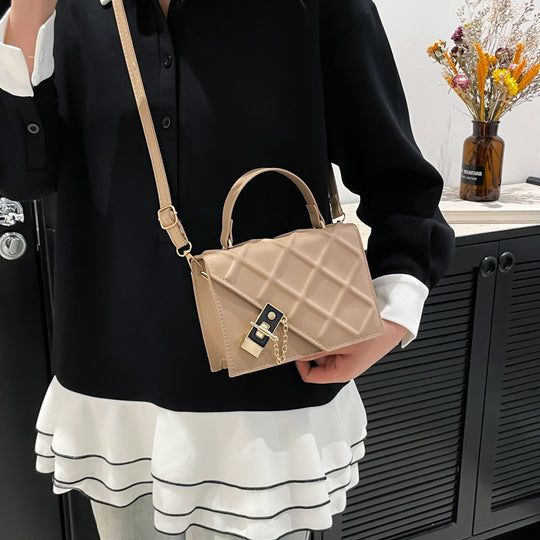Damen Handtasche im modernen Steppmuster mit eleganter Kettenverzierung Nord Taschen