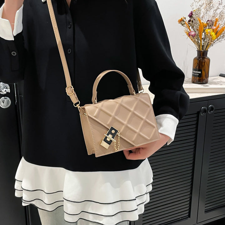 Damen Handtasche im modernen Steppmuster mit eleganter Kettenverzierung Nord Taschen